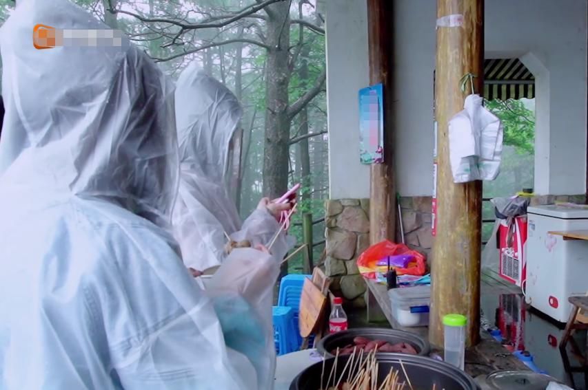  接地|郑爽陈哲远和THE9队员录制节目，雨天吃路边小吃，举止太接地气了