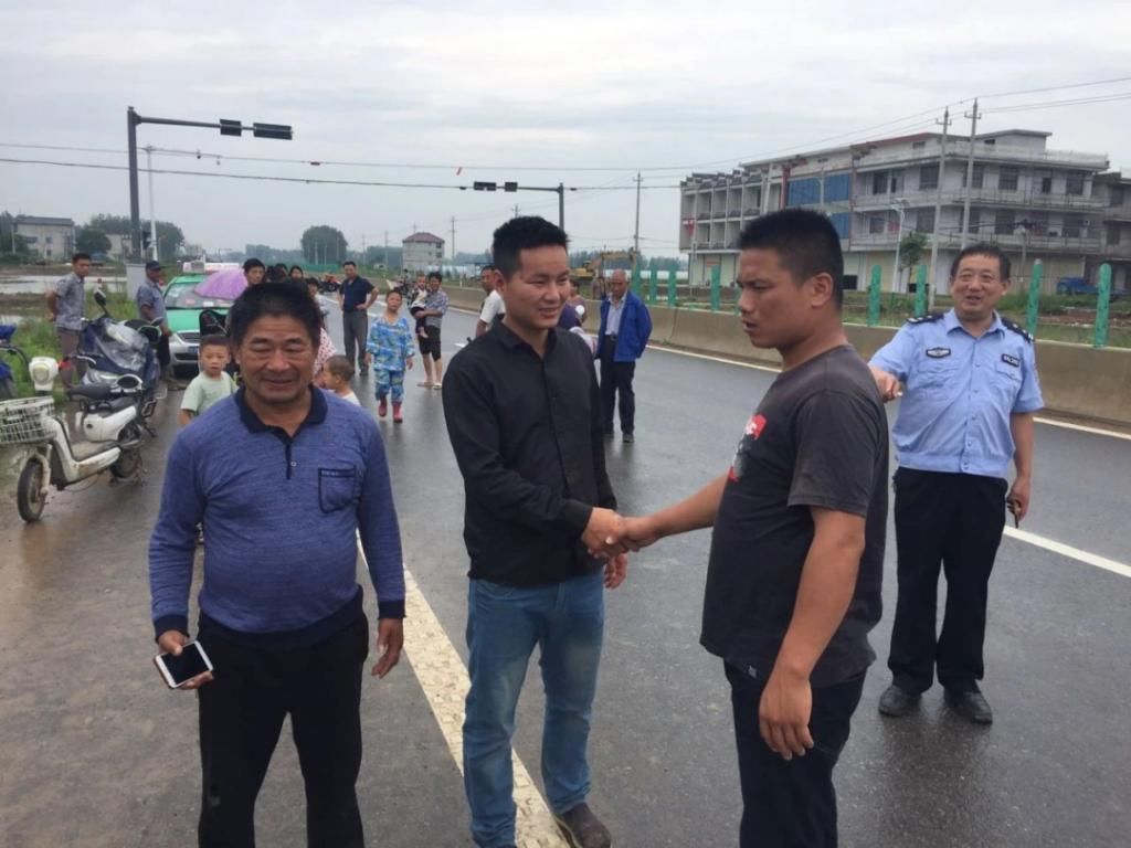 电瓶车|救命!阜南一女子骑电瓶车坠入水中...