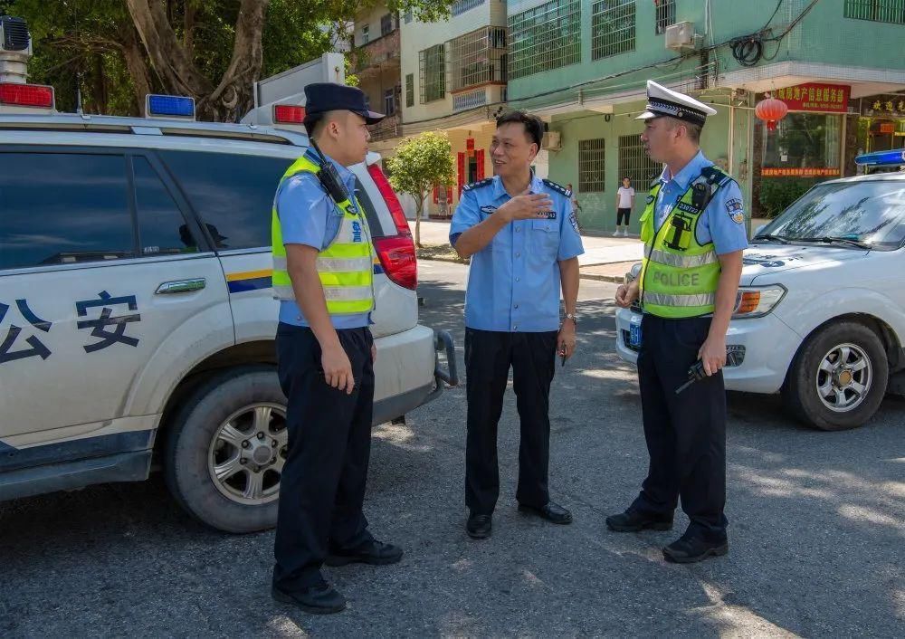 蜀黍|出手了鼎湖警察城管蜀黍合体大战“僵尸车”