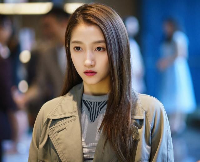  短裙|《二十不惑》关晓彤穿短裙侧身站，“小肚腩”成功抢镜，顿时释怀了