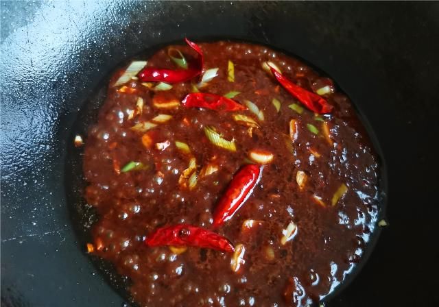 东北|小野生鱼怎样做好吃，东北小鱼酱的做法，酱香味浓，开胃下饭