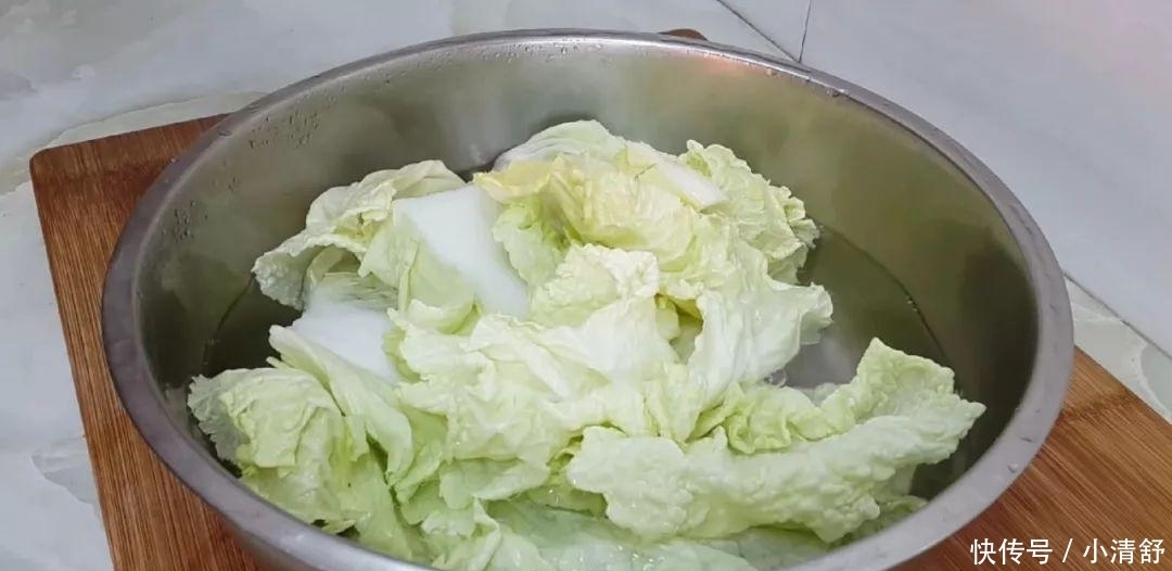 比水|1颗白菜,1块猪肉,教你简单一做,比水煮肉片都好吃,越吃越过瘾