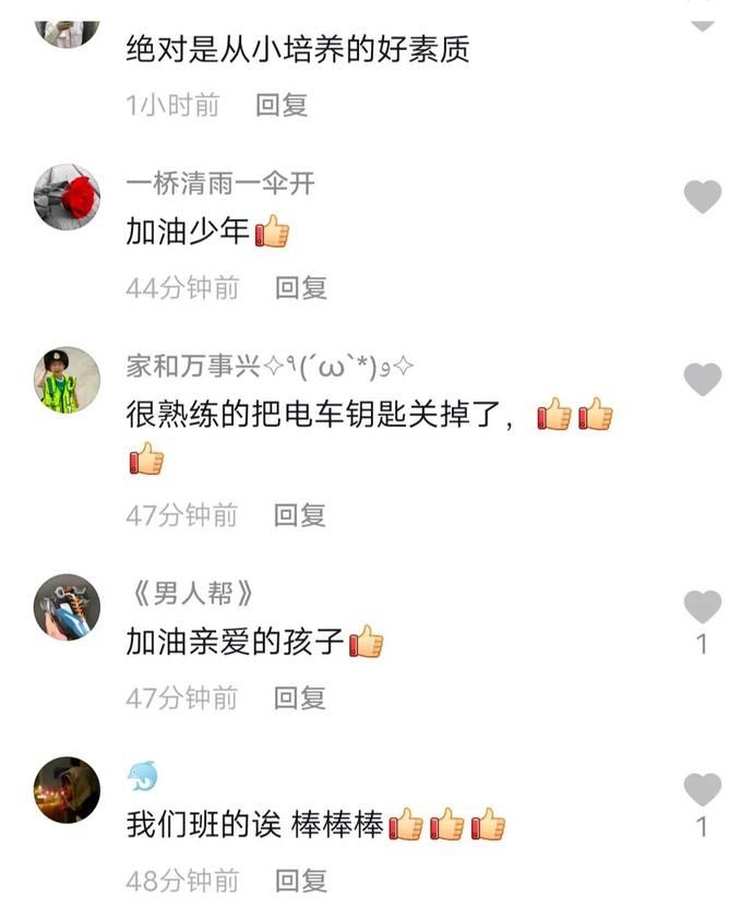 街头|内江街头，一名学生的小小举动，引来网友怒赞！