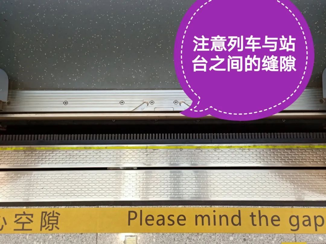 孩子|妈妈带娃乘地铁被闸机夹到，警方提醒带娃坐地铁要注意