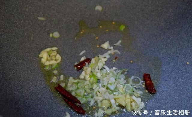 到底|辣炒花蛤到底要不要焯水大厨教你正确做法,鲜美入味,吐沙干净