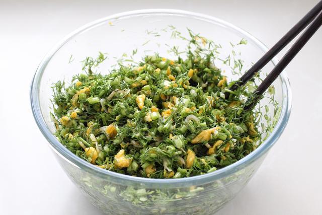  倍儿|此菜自带特殊香气，蒸包子口感一流，透白暄软倍儿鲜美，真解馋！