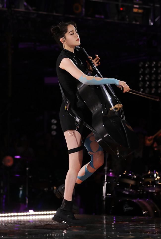  娜娜|欧阳娜娜穿旗袍怕撞衫，就在身上涂“蓝色染料”，哪知成全场最潮