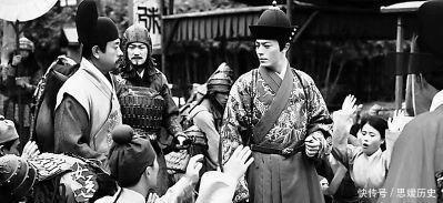 官员|官员回家奔丧,儿子说邻居借我们很多银两,官员将欠条全烧了!