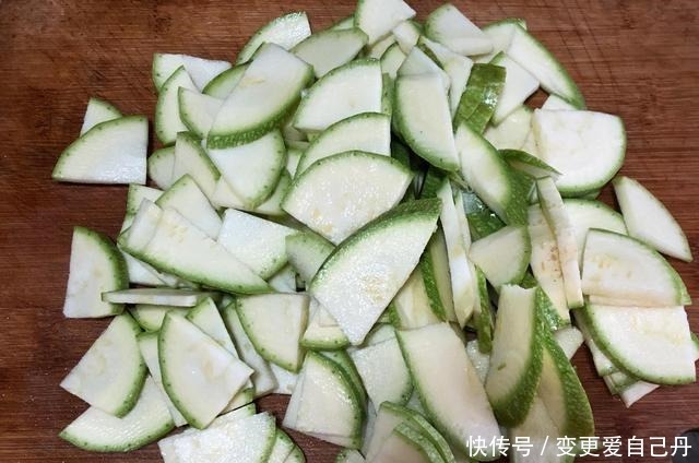 西葫芦|冬季,别错过这素菜,比吃大鱼大肉强,鲜美可口,10分钟搞定