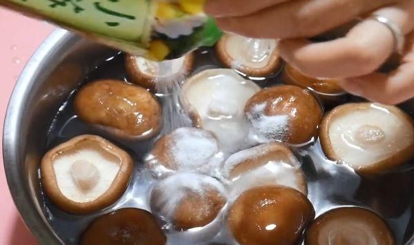  清水|香菇别只用清水洗，洗不干净的，加点“它”，让脏东西自己跑出来