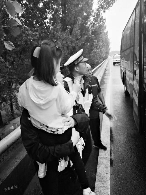  妥善处置|一辆大巴、8名乘客 交警妥善处置抛锚车辆，护送乘客返并