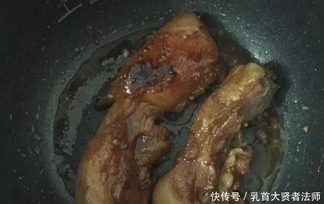 电饭锅|猪肉放入电饭锅,焖半个小时,出锅后比烤肉还香,老公孩子抢着吃