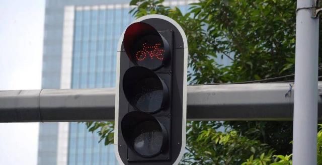 红绿灯|人车分离“斑马线”现身CBD,你选择什么方式过马路?