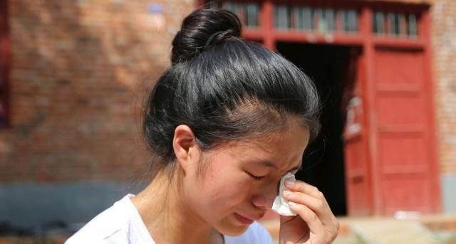  养老|为生儿子送走女儿，如今却让长大后的女儿养老，网友评论：过分了