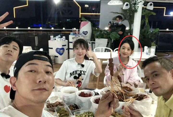  真实|《中餐厅》赵丽颖一期比一期瘦！花絮照曝光她真实饭量，活该人家有鲨鱼腹肌