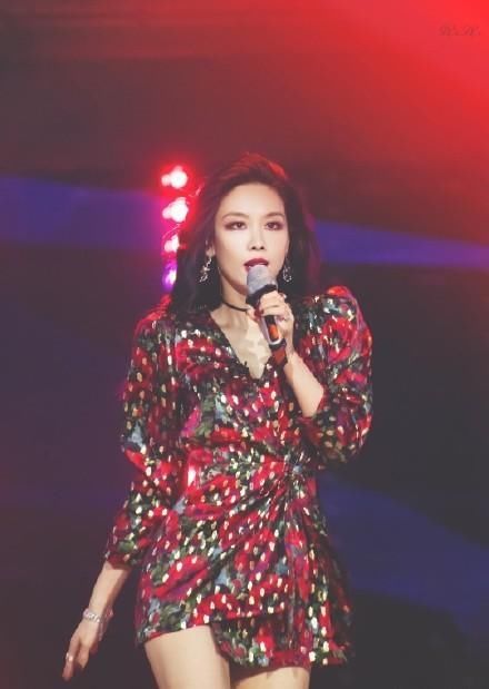  终于|“浪姐”王霏霏终于迎来第一名！舞台造型又A又美，33岁气场大开