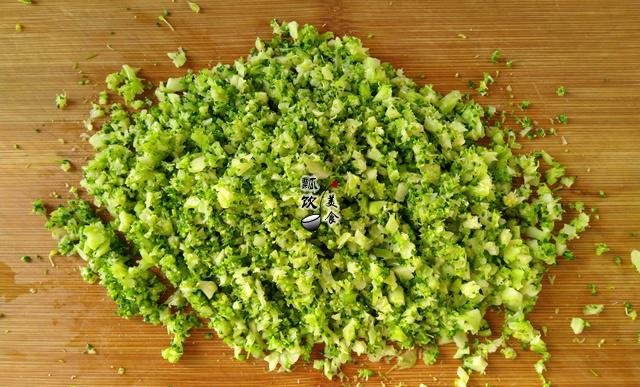 做法|这早餐上桌秒光,抗饿又解馋,做法超懒人,1拍1捏,1分钟做10个