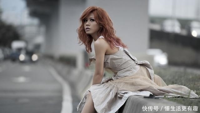  那英|三年前被那英淘汰，如今却和她平起平坐，网友直言：这脸打的真响