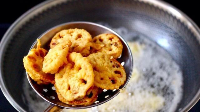  家常|入秋的莲藕最脆，家常版藕盒做法，老公1次能吃10多个