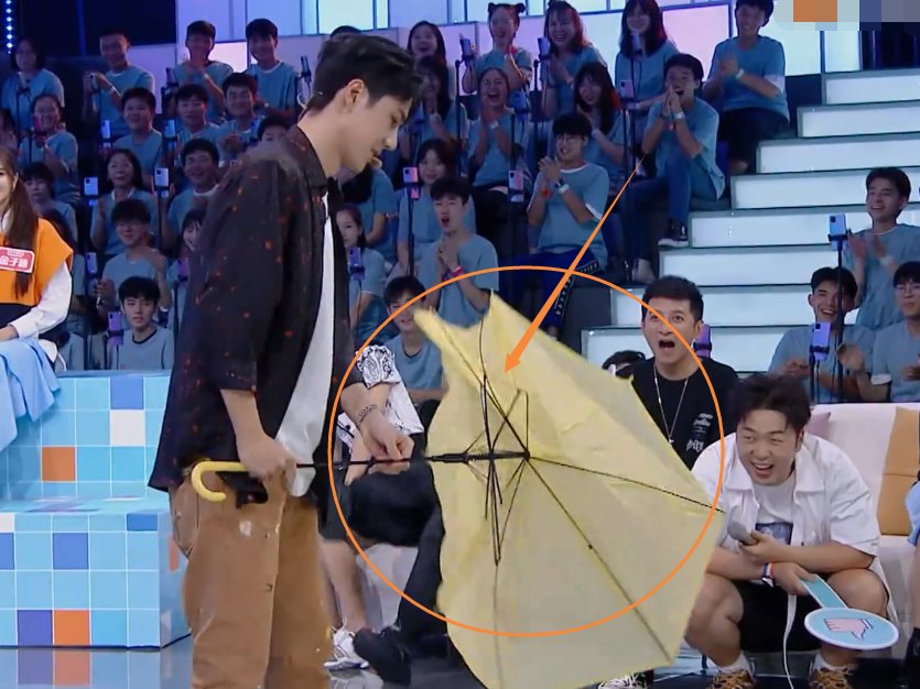  责怪|王一博把节目道具弄坏，何老师下意识反应被拍，有无责怪一看便知