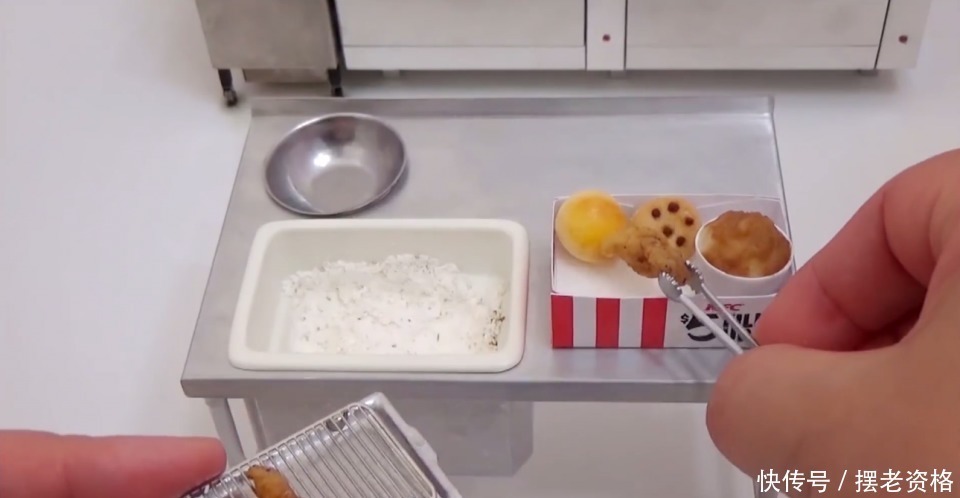 趴在|世界最小的肯德基店,一份炸鸡比手指还小,还得趴在地上取餐