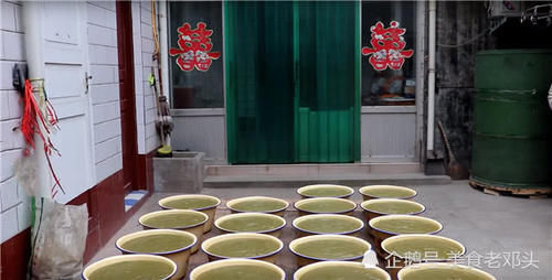 食客|大叔街头卖“廉价”小吃,4块钱一份遭哄抢,食客吃完打饱嗝