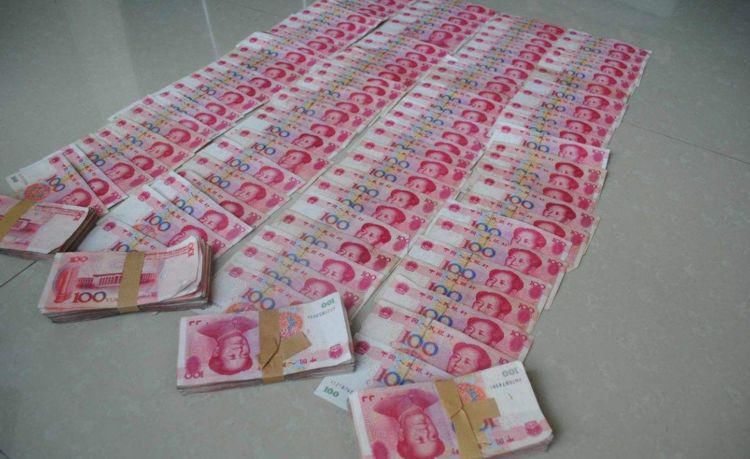  母亲|妹妹闹着跟我同一天结婚，母亲给她10万，给我一破包，打开后哭了！