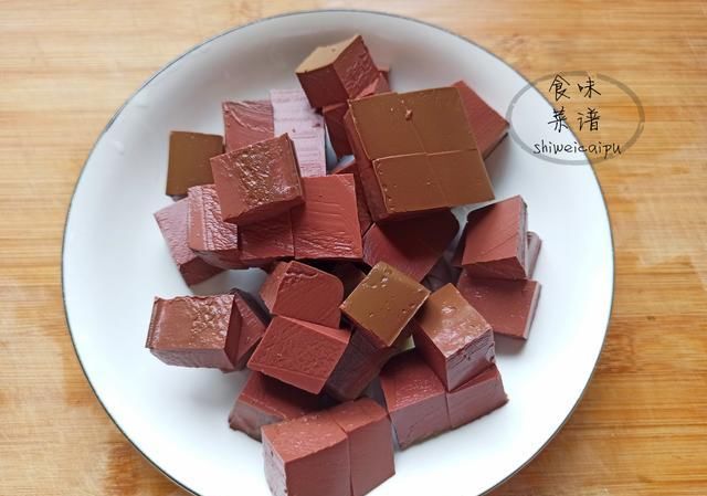  经典|鸭血的经典吃法，滑嫩入味，吃多少次都不会觉得腻，上桌迅速光盘