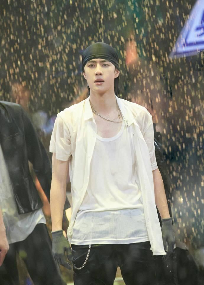  巅峰|一场节目三个造型都是巅峰之作 造物主的宠儿说的就是王一博本博！