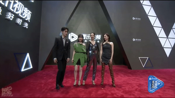  阿姨|本来以为三十而已在模仿阿姨拍照，结果是在时髦地模仿blackpink