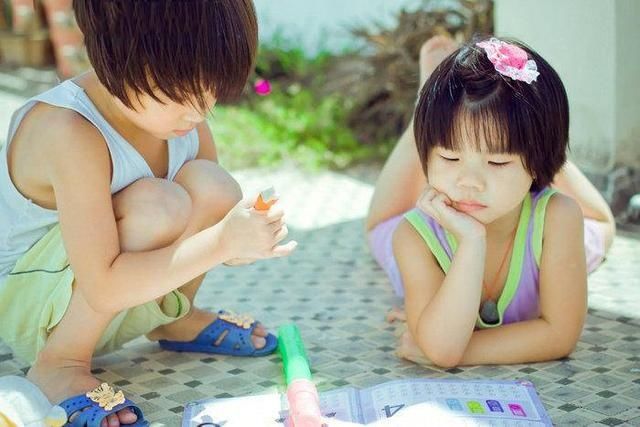 告诉|2岁孩子不爱跟小朋友玩,是孤僻吗?社交发育规律告诉你:多虑了