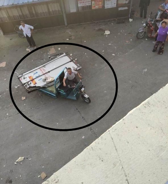  车祸|货车遭遇车祸，7吨猪肉被哄抢！连车门都被拉走了