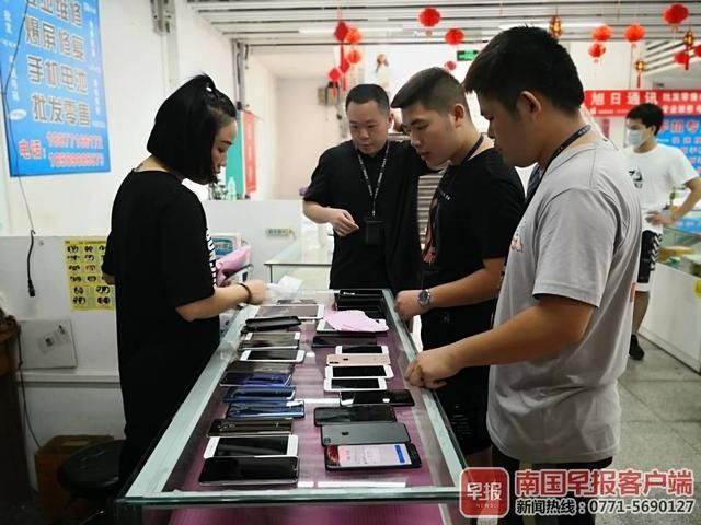  南宁|南宁兴宁警方向市民返还11台被盗手机，大多是女性逛街、游玩时被盗