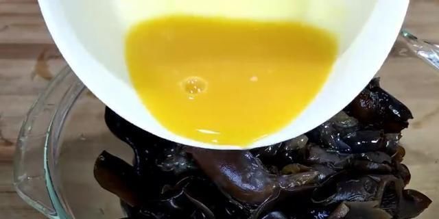  做法|木耳家常创新做法，打上两个鸡蛋，出锅后没想到这么好吃