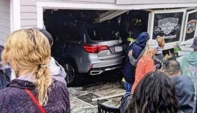 美国新罕布什尔州一辆汽车被撞入餐厅 致14人受伤