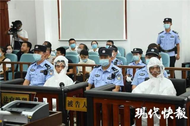 暴力|致两名警员牺牲，重大暴力袭警案开审，嫌疑人：不知道捅了多少下