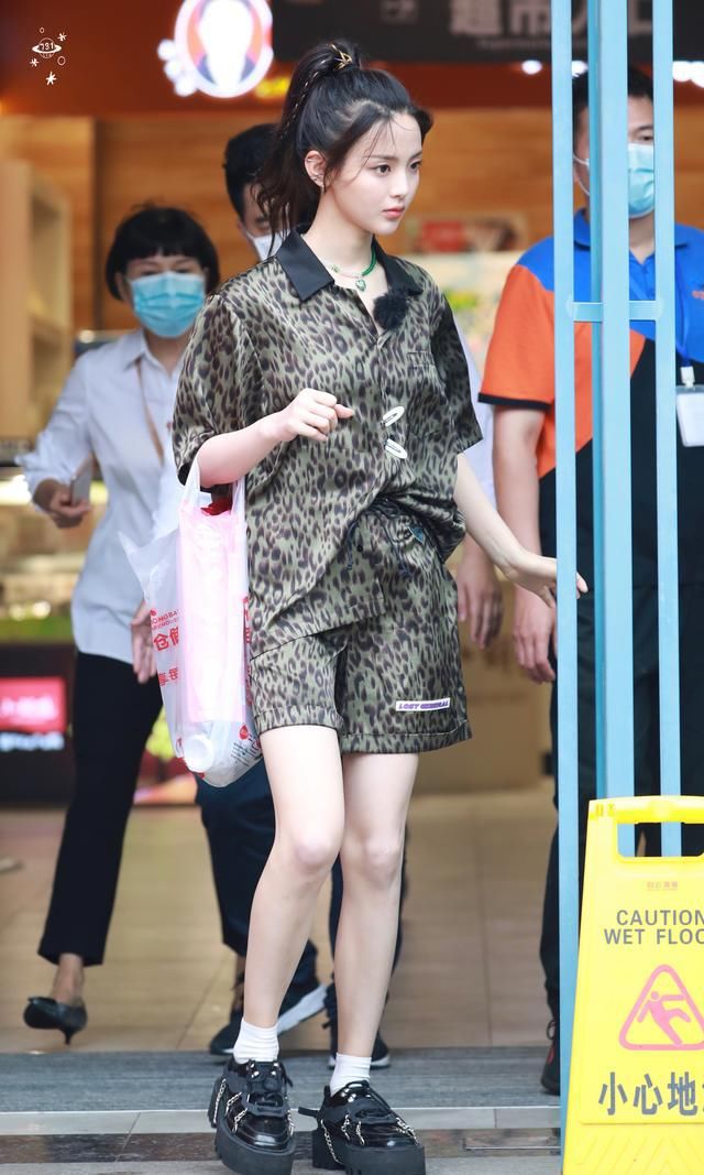  中餐厅|杨超越《中餐厅》路透造型大赏，有的休闲有的可爱，都超级好看！