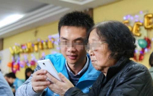  阿姨|“阿姨我帮你拍照”，骗走了老人20余万，别人帮你拍照要当心