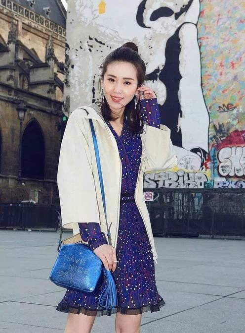 半丸子头|发型和衣服这样搭,让你从头美到脚!