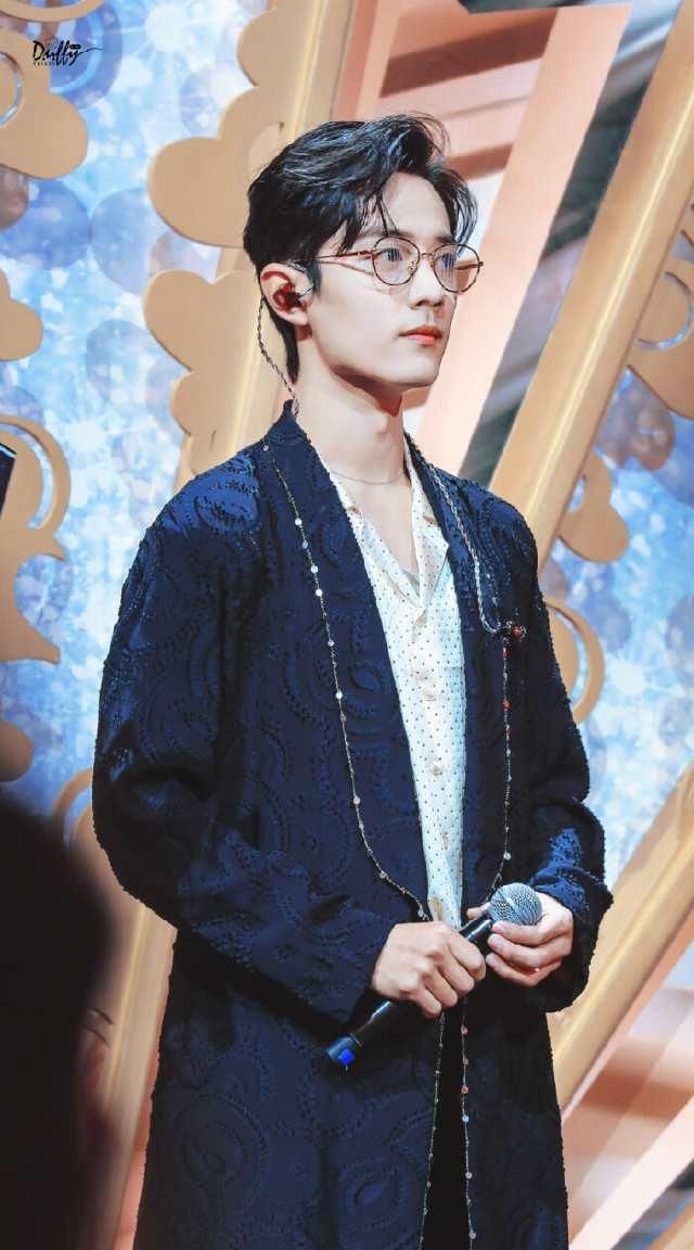  手游|肖战代言新笑傲江湖手游的造型，眉眼神似王一博！