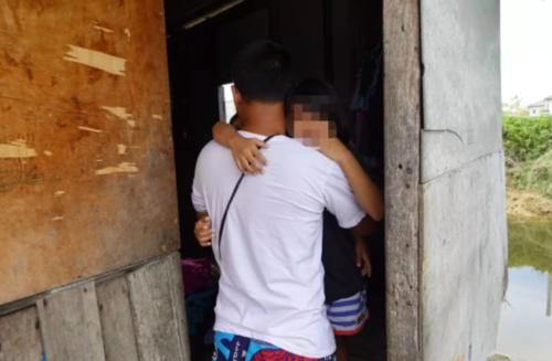 滑倒|9岁女孩将窗帘系脖子上玩耍不小心滑倒,被发现时已口吐白沫身亡