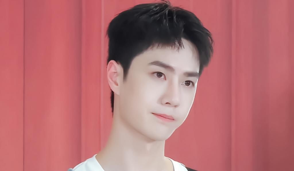  惊喜|王一博生日惊喜变整蛊？灵魂发问期待破灭，强颜欢笑咬后槽牙夸奖