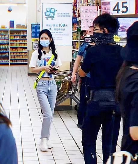  生图|赵丽颖《中餐厅》再曝路透，买食材秀小蛮腰生图惊艳，生过孩子是认真的吗