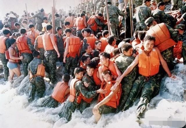 回忆|回忆1998年特大洪水：32万官兵用血肉之躯堵住洪水，看哭老百姓