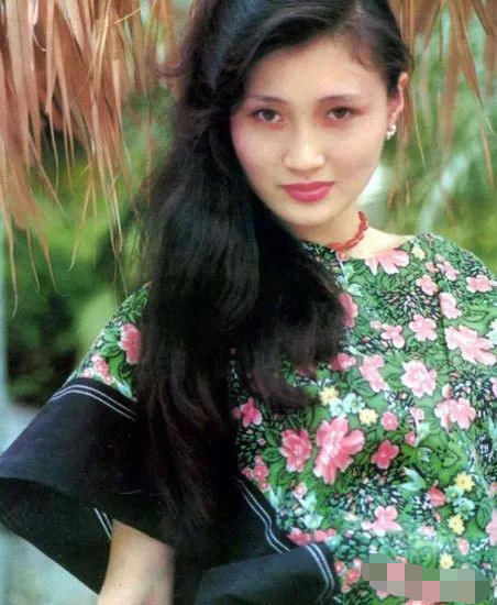  玻璃|曾经绝美容貌遭人嫉妒险被玻璃渣子毁容，如今却自行整成网红脸？