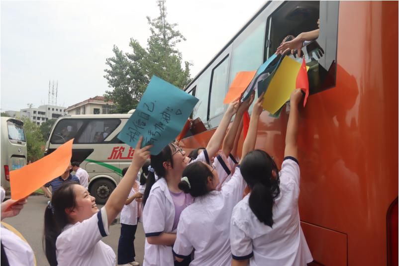  送考|乘风破浪高考日 盘点常德市二中爱心送考的那些美好画面！