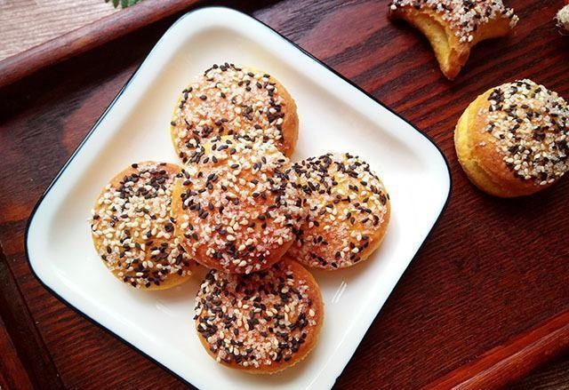 面粉|入秋,这菜正实惠的时候,9毛一斤,和点面粉做酥饼,吃起来特香