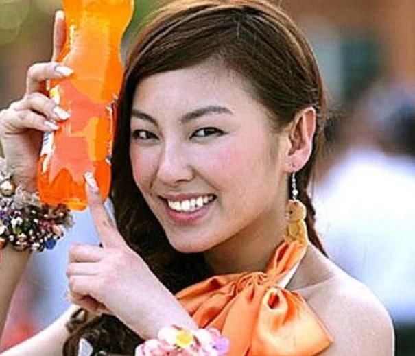 扒出|张雨绮出道不久的广告照被扒出,劣质妆容和镜头下,颜值让人跪了