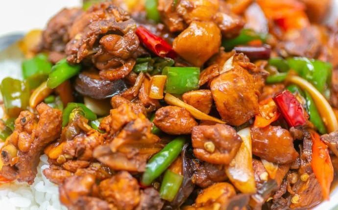 桌椅|店内坐不下,门口搬桌椅来吃!丰储街的这家盖浇饭火了13年!