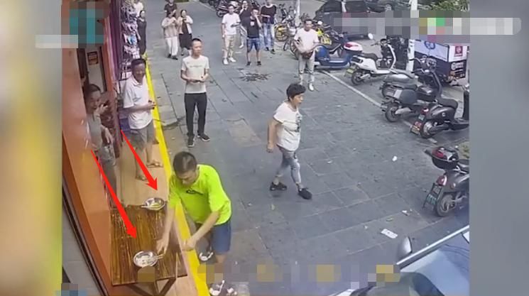  事后|女司机挂错挡冲进早餐店，小伙“神走位”躲开，事后淡定吃米粉